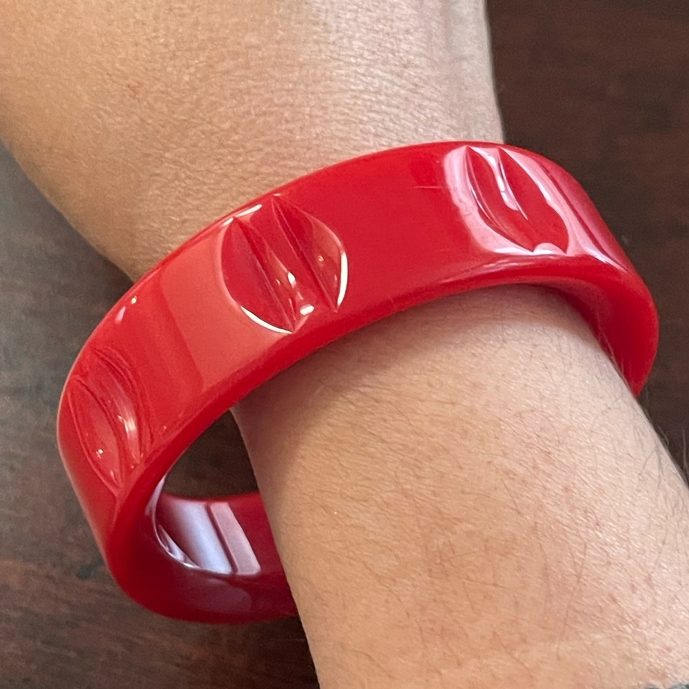 Kabuki red carved lucite bangle bracelet